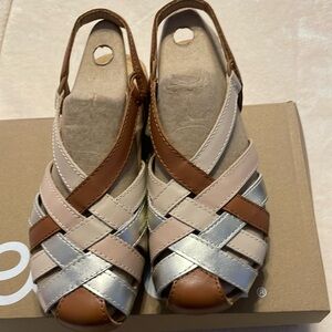 Earth sandals ,brand new size 6 1/2 M